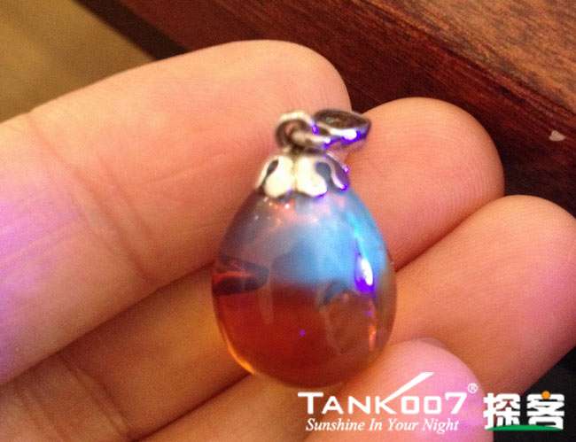 網上用紫光手電鑒定琥珀的帖子這么多,哪個是真假?