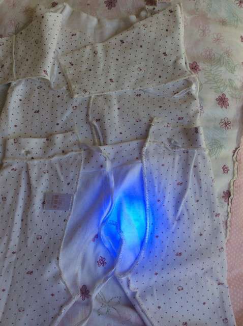 寶媽買了紫光手電,衣服上好多熒光劑,看的心慌害怕