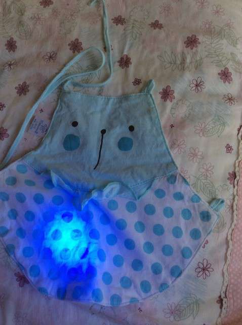 寶媽買了紫光手電,衣服上好多熒光劑,看的心慌害怕